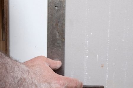 Listwy przypodłogowe w kolorze drewna – poznaj je