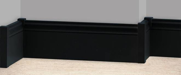 Czarny narożnik do listwy przypodłogowej. Wysokość 8,5 cm